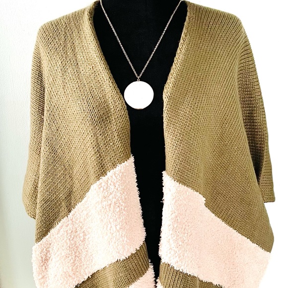 Universal Threads Fits size 18w/smaller for baggy look, no snags. - Picture 4 of 4